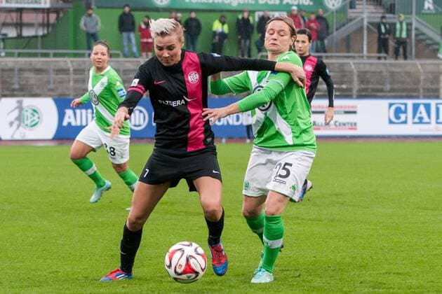 v.li.: Sarah Freutel (SGS Essen 19 68), Martina Müller (VfL Wolfsburg) im Zweikampf, Fussball, Allianz Frauen-Bundesliga, VfL Wolfsburg - SGS Essen 19 68, xobx