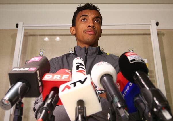 SOCCER - AUT vs BRA, Mixed Zone VIENNA,AUSTRIA,16.NOV.14 - SOCCER - ÖFB international match, Austria vs Brazil, friendly match, Mixed Zone team BRA. Image shows Luiz Gustavo (BRA). 