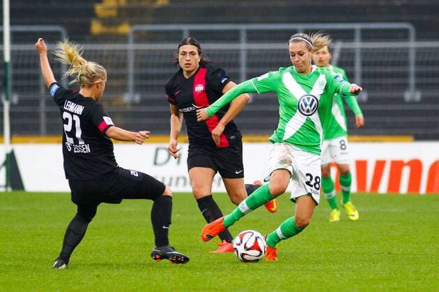 Zweikampf - Lena Gößling (VfL Wolfsburg) gegen Ina Lehmann (SG Schönebeck Essen) - 1. Fußball Bundesliga Punktspiel Saison 2014-2015 VfL Wolfsburg vs. SG Schönebeck Essen im Stadion am Elsterwg in Wolfsburg - Aktion,Deutschland, Fußball, Frau,Frauen,16.11.2014