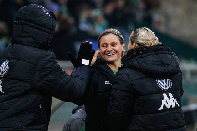 Jubel - Martina Müller (Mi.,VfL Wolfsburg) - 1. Fußball Bundesliga Punktspiel Saison 2014-2015 VfL Wolfsburg vs. SG Schönebeck Essen im Stadion am Elsterwg in Wolfsburg - Deutschland, Fußball, Frau,Frauen,16.11.2014