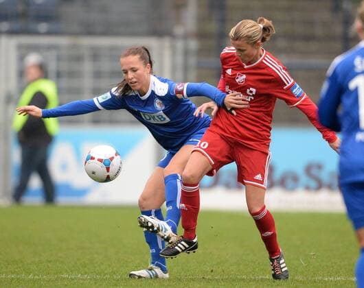 Lia Wälti (li., Pot) und Patricia Hanebeck (Sand), Fussball, Allianz Frauen-Bundesliga, 1.FFC Turbine Potsdam - SC Sand, xjkx