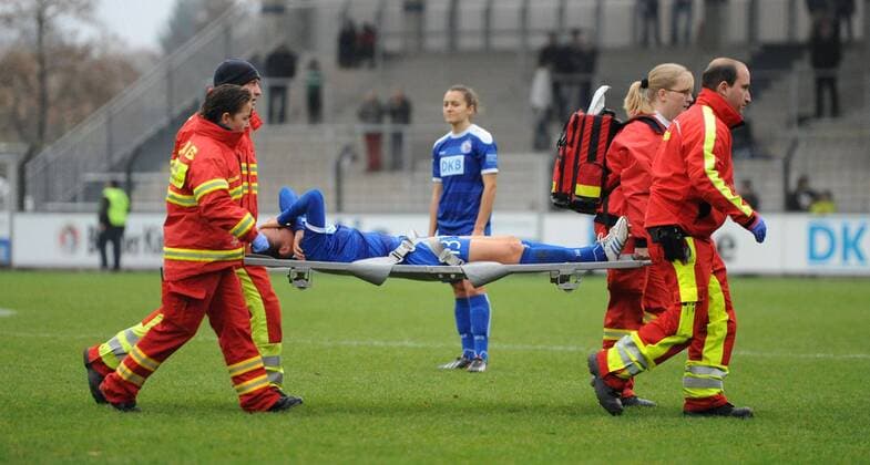 Lia Wälti (Pot) verletzt wird vom Platz getragen, Fussball, Allianz Frauen-Bundesliga, 1.FFC Turbine Potsdam - SC Sand, xjkx