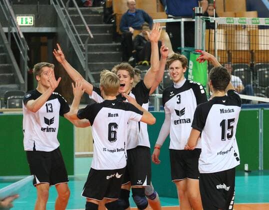 Freude bei den VCO-Spielern über einen gelungenen Angriff, VC Olympia Berlin vs. Cloud&Heat Volley Dresden, Herren, Volleyball-BL, 16.11.2014 EP_mht