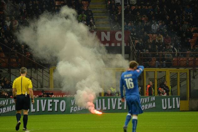 Mailand, 16.11.2014 - UEFA European Qualifiers 2014 - Italien vs Kroatien - Kroatische Fans sorgen mit Bengalos für eine Spielunterbrechung - andreaxstaccioli