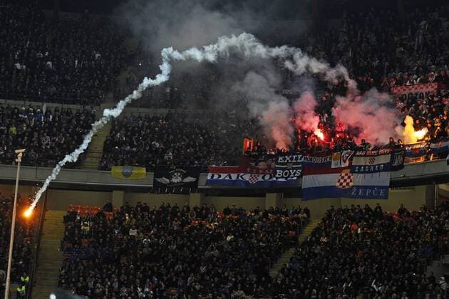Mailand, 16.11.2014 - UEFA European Qualifiers 2014 - Kroatien - Kroatische Fans sorgen mit Bengalos für eine Spielunterbrechung - giuseppexceleste