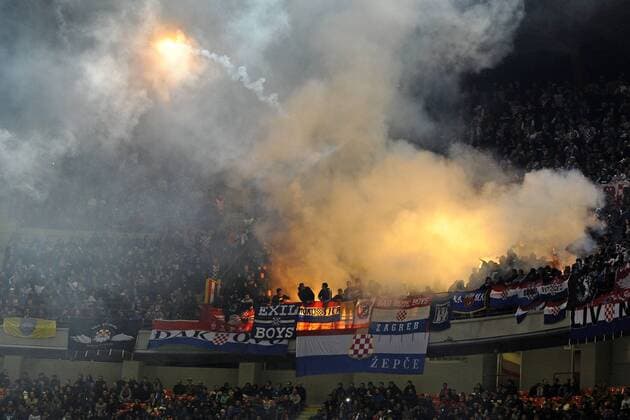 Mailand, 16.11.2014 - UEFA European Qualifiers 2014 - Kroatien - Kroatische Fans sorgen mit Bengalos für eine Spielunterbrechung - giuseppexceleste