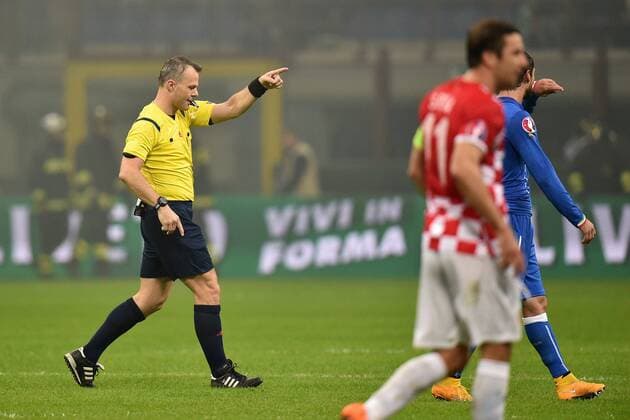 Referee Bjorn Kuipers suspends the match cause fireworks thrown by supporters of Croatia - Milano 16-11-2014 Stadio Giuseppe Meazza, Football Calcio Euro Qualifying Round Group H Italy vs Croatia. andreaxstaccioli