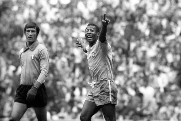 Weltmeisterschaft Finale, Brasilien - Italien in Mexiko-Stadt: Pele (li., Brasilien), li.: Torwart Enrico Albertosi (Italien)