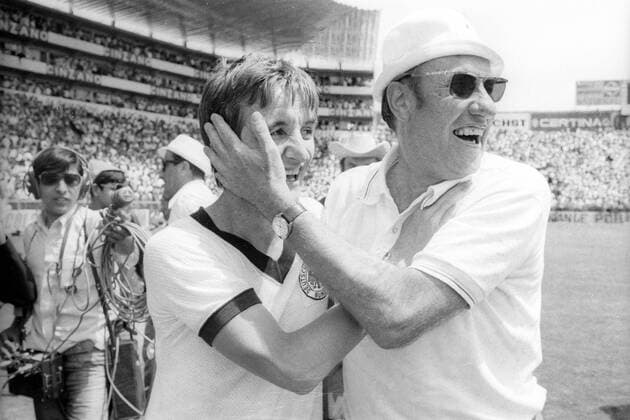 Weltmeisterschaft Viertelfinale, BR Deutschland - England in Leon: Hannes Löhr (li.,) und Bundestrainer Helmut Schön (beide BR Deutschland) jubeln nach Spielschluss