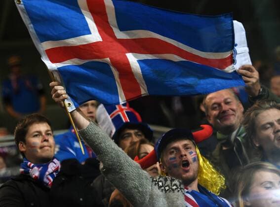 Fussball International EM 2016-Qualifikation Gruppe A in Pilsen 16.11.2014 Island Island Fan mit Fahne 