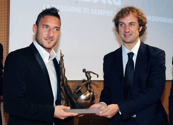 Aktuell Fussball, Italien, Francesco Totti wird mit Auszeichnung geehrt An Milano 17 11 2014 - Ehrung durch die TV Sportsendung - Il bello del calcio -: Francesco Totti-Gianfelice Facchetti-Giovanni Malago -Andrea Monti 