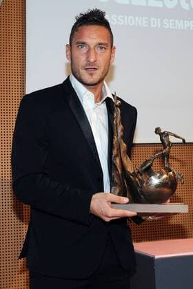 Aktuell Fussball, Italien, Francesco Totti wird mit Auszeichnung geehrt An Milano 17 11 2014 - Ehrung durch die TV Sportsendung - Il bello del calcio -: Francesco Totti 