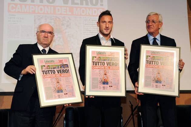 Aktuell Fussball, Italien, Francesco Totti wird mit Auszeichnung geehrt An Milano 17 11 2014 - Ehrung durch die TV Sportsendung - Il bello del calcio -: Francesco Totti-Carlo Tavecchio-Marcello Lippi 