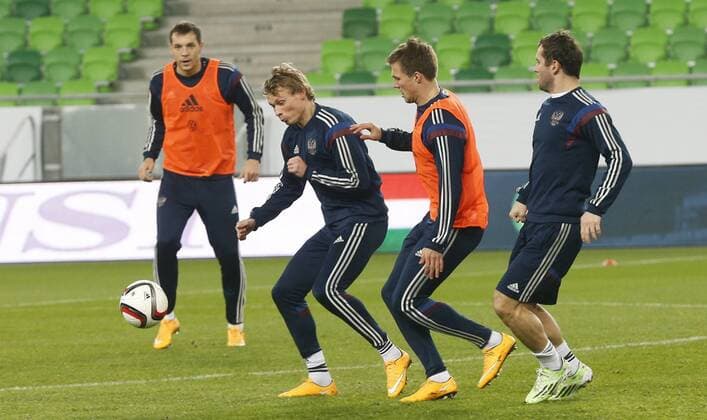BUDAPEST, NOVEMBER 17, 2014. Members of the Russian national football team practice  RE1550DD