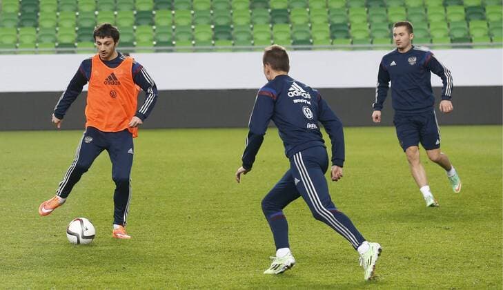 BUDAPEST, NOVEMBER 17, 2014. Midfielder Alan Dzagoev (L) practices during a training session of the Russian national football team  RE1550DE
