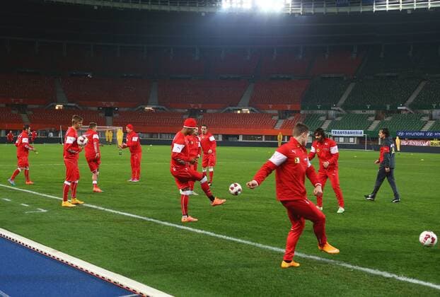 SOCCER - preview VIENNA,AUSTRIA,17.NOV.14 - SOCCER -, friendly match, preview, final training team AUT. Image shows Andreas Ulmer, Christian Fuchs, Stefan Ilsanker, Andreas Weimann, Lukas Hinterseer, Rubin Okotie, Veli Kavlak and Marcel Sabitzer (AUT).