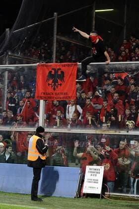 Genua, 18.11.2014 - Freundschaftsspiel 2014 - Albanische Fans präsentieren ihre Nationalfahne mit dem Schriftzug: I m back haters stronger than ever!! - 