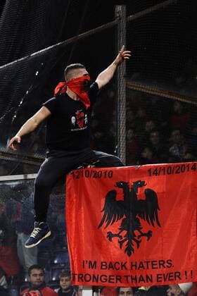 Genua, 18.11.2014 - Freundschaftsspiel 2014 - Albanische Fans präsentieren ihre Nationalfahne mit dem Schriftzug: I m back haters stronger than ever!! - 