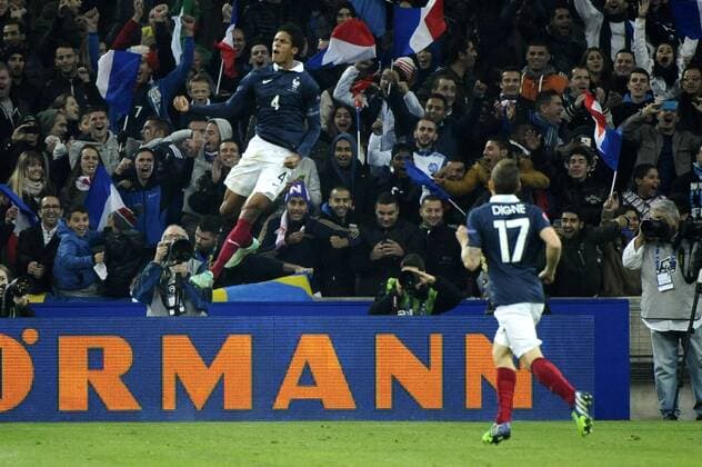 Raphael Varane (FRA) jubelt vor den Fans - Freundschaftsspiel 2014 - Frankreich - Marseille, 18.11.2014 - FranckPennant Panoramic 