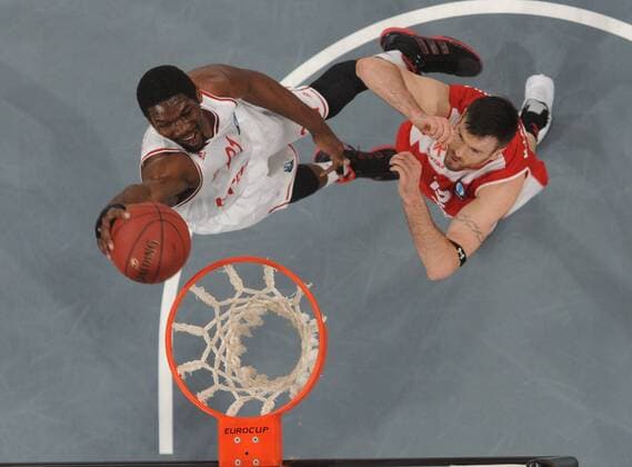 19.11.2014 - Basketball - Saison 2014 2015 - Eurocup : Brose Baskets Bamberg - Grissin Bon Reggio Emilia - HMI - Trevor Mbakwe (21, Brose Baskets Bamberg) mit Dunk gegen Lavrinovic Ksistof (12, Reggio Emilia)