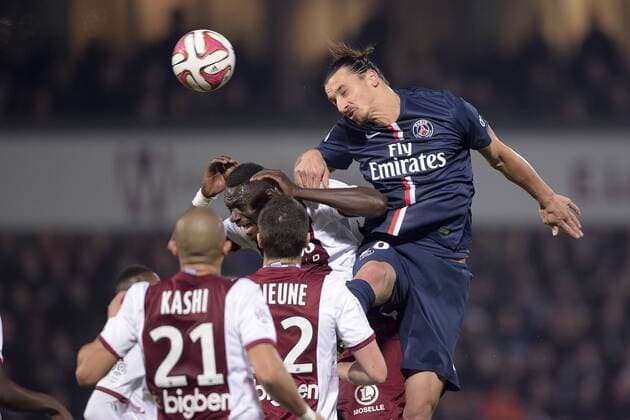 NDAW Guirane (Metz) vs Zlatan Ibrahimovic (PSG) FOOTBALL : FC Metz vs PSG - L1 - 21 11 2014 JBAutissier Panoramic 
