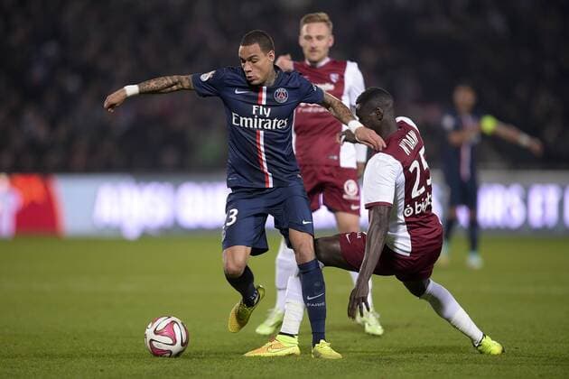 NDAW Guirane (Metz) vs Gregory van der Wiel (PSG) FOOTBALL : FC Metz vs PSG - L1 - 21 11 2014 JBAutissier Panoramic 