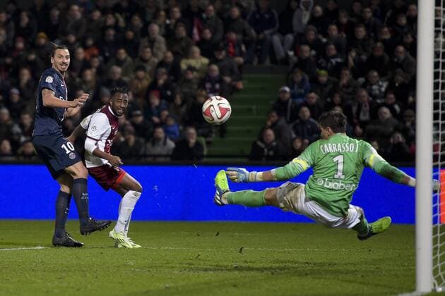 CARRASSO Johann (Metz) METANIRE Romain (Metz) vs Zlatan Ibrahimovic (PSG) FOOTBALL : FC Metz vs PSG - L1 - 21 11 2014 JBAutissier Panoramic 