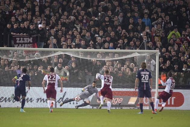 MAIGA Modibo (Metz, li.) Elfmeter gegen Torwart Salvatore Sirigu (PSG) FC Metz - Paris St Germain - L1 JBAutissierx 