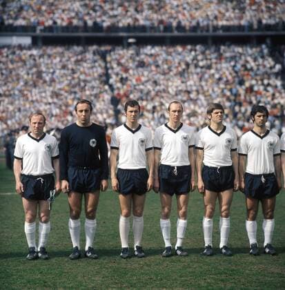 Mannschaftsvorstellung BR Deutschland, v.li.: Uwe Seeler, Torwart Horst Wolter, Franz Beckenbauer, Willi Schulz, Wolfgang Weber, Gerd Müller