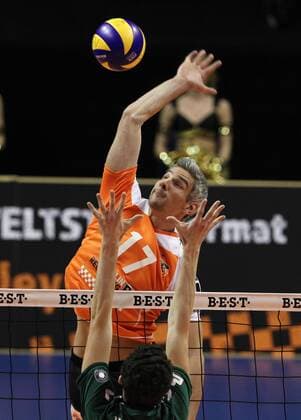 Rob Bontje, Georg Escher Aktion Spielszene Zweikampf Sport Volleyball Bundesliga Herren Saison 2014 2015 22.11.2014 BR Volleys Berlin vs. Netzhoppers KW Bestensee Königswusterhausen
