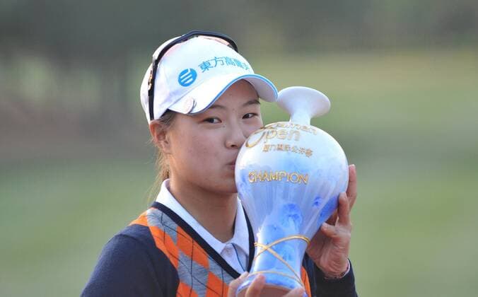 (141123) -- XIAMEN, Nov. 23, 2014 -- Cheng Ssu-Chia of Chinese Taipei kisses the trophy after the Xiamen Open International 2014 women s golf tournament in Xiamen, east China s Fujian Province, Nov. 23, 2014. Cheng claimed the title. ) (SP)CHINA-XIAMEN-GOLF LinxShanchuan 