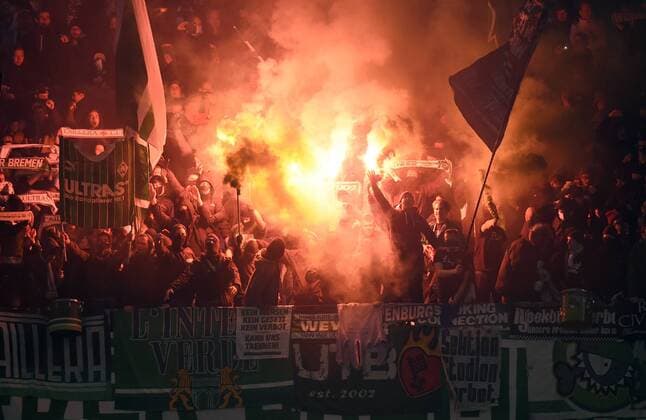 FUSSBALL 1. BUNDESLIGA SAISON 2014 2015 12. SPIELTAG Hamburg - SV Werder Bremen 23.11.2014 Fans vom SV Werder Bremen brennen Pyrotechnik ab 