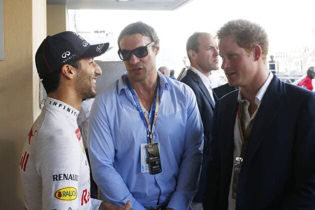 Motorsports: FIA Formula One World Championship 2014, Grand Prix of Abu Dhabi, 3 Daniel Ricciardo (AUS, Infiniti Red Bull Racing), Prince Harry xHOCHxZWEIx