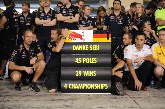 23.11.2014- Race, Red Bull Team with a message to Sebastian Vettel (GER) Abu Dhabi Grand Prix, UAE 20 - 23 November 2014 