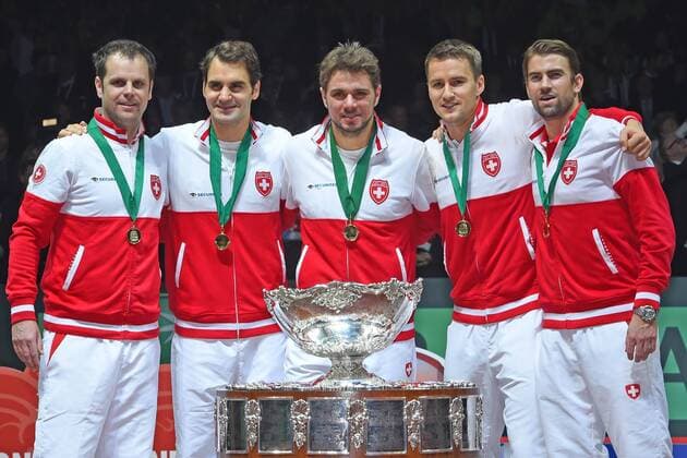 Siegerehrung Sieger Schweiz Michael Lammer, Marco Chiudinelli, Stanislas Wawrinka, Roger Federer und Captain Severin Lüthi TENNIS : Davis Cup Daviscup Finale 2014, Lille TennisMagazine 