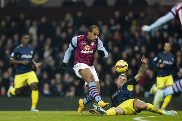 24.11.2014. Birmingham, England. Premier League. Aston Villa versus Southampton. Aston Villa s Gabriel Agbonlahor tries to get a shot in on the edge of the box, but is tackled by Southampton s Toby Alderweireld xCraigxMercerx  ActionPlus11579059