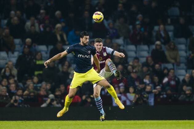 24.11.2014. Birmingham, England. Premier League. Aston Villa versus Southampton. Southampton s Graziano Pelle in an aerial challenge with Southampton s Jose Fonte xCraigxMercerx  ActionPlus11579062