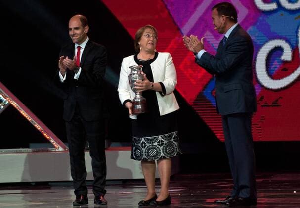 Aktuell Fussball, Copa America 2015 Chile , Auslosung (141125) -- VINA DEL MAR, Chile s President Michelle Bachelet (C) receives a replica of the Copa America during the official draw, in Vina del Mar, Chile, on Nov. 24, 2014. Jorge Villegas) (rtg) (SP)CHILE-VINA DEL MAR-COPA AMERICA-DRAW e JORGExVILLEGAS 
