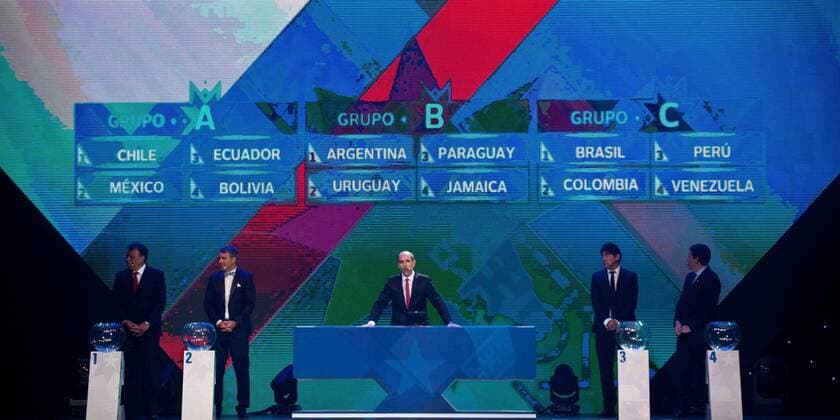 Aktuell Fussball, Copa America 2015 Chile , Auslosung (141125) -- VINA DEL MAR, Sergio Jadue (C), president of Chile s Football Federation, announces the members of the groups during the official draw of the Copa America Chile 2015, in Vina del Mar, Chile, on Nov. 24, 2014. Jorge Villegas) (rtg) (SP)CHILE-VINA DEL MAR-COPA AMERICA-DRAW e JORGExVILLEGAS 