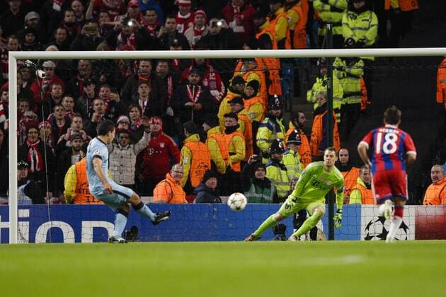 25.11.2014. Manchester, England. Champions League Group Stage. Manchester City versus Bayern Munich. Manchester City s Sergio Kun Aguero slots the ball past Bayern Munich& x2019;s goalkeeper Manuel Neuer from the penalty spot xCraigxMercerx  ActionPlus11579147