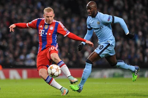Fussball Champions League Vorrunde 5. Spieltag Manchester City - FC Bayern Muenchen am 25.11.2014 im Etihad Stadium in Manchester Sebastian Rode ( München ), links - Eliaquim Mangala ( Manchester City ), rechts