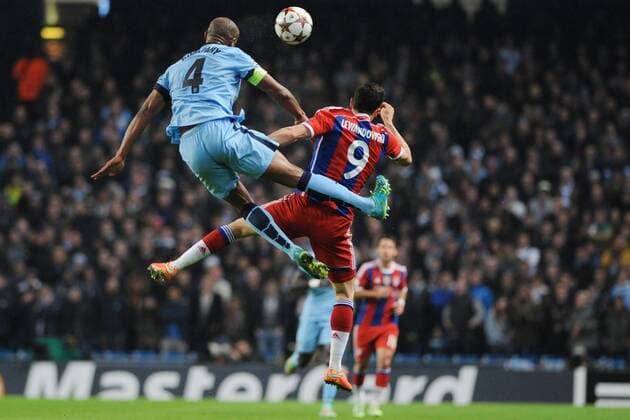 Fussball Champions League Vorrunde 5. Spieltag Manchester City - FC Bayern München am 25.11.2014 im Etihad Stadium in Manchester Vincent Kompany ( Manchester City ), links - Robert Lewandowski ( München ), rechts