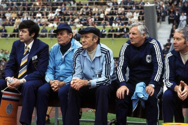 WM Finale, BR Deutschland - Niederlande in München, v.li.: Betreuer Horst Schmidt, Co-Trainer Herbert Widmayer, Bundestrainer Helmut Schön, Co-Trainer Jupp Derwall und Erich Deuser (alle BRD) auf der Trainerbank