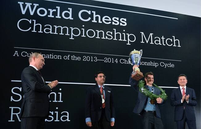 SOCHI, RUSSIA.NOVEMBER 25, 2014. Russia s president Vladimir Putin, Indian chess player Viswanathan (Vishy) Anand, chess champion Magnus Carlsen of Norway, and Kirsan Ilyumzhinov, the president of the World Chess Federation (FIDE), from left, at an awarding ceremony for the FIDE World Chess Championship 2014.  premiumd RE155CB1