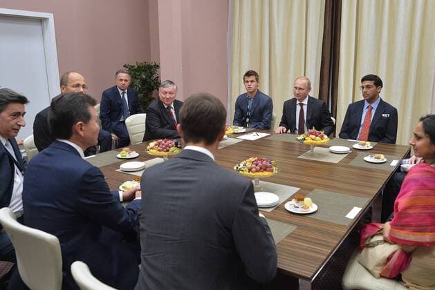 SOCHI, RUSSIA.NOVEMBER 25, 2014. Chess champion Magnus Carlsen of Norway, Russia s president Vladimir Putin, and Indian chess player Viswanathan (Vishy) Anand (R-L background) meet over tea after an awarding ceremony for the FIDE World Chess Championship 2014.  premiumd RE155CB4