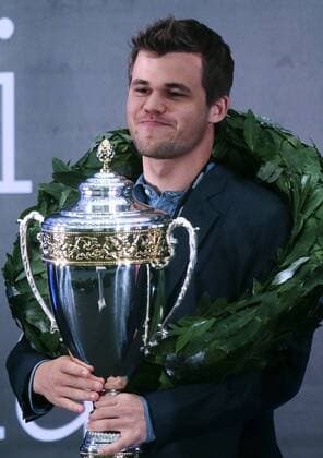 SOCHI, RUSSIA.NOVEMBER 25, 2014. Chess champion Magnus Carlsen of Norway holds up his trophy after winning the FIDE World Chess Championship 2014.  premiumd RE155CE6