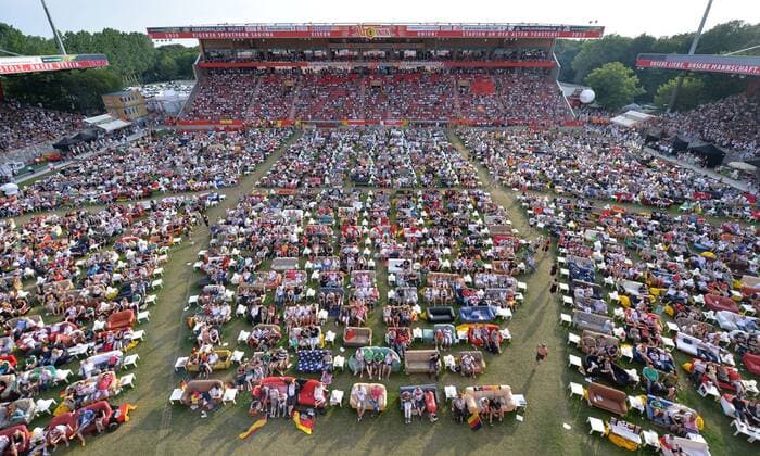 Fussball, Herren, Saison 2013 2014, Public Viewing zur Fußball-WM im Stadion An der Alten Försterei, Viertelfinale Deutschland - Frankreich, Übersicht vom Dach, 04.07. 2014,