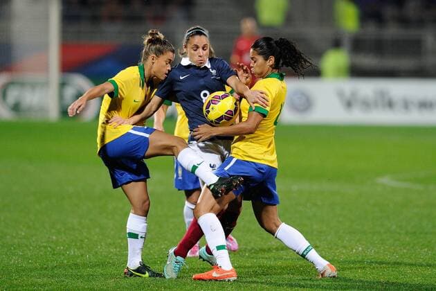 Aktuell Fussball, Damen, Länderspiel, Frankreich - Brasilien Jessica Houara (FRA) vs Aline Miranda Calandrini und Tamires Cassia Gomes (BRA) FRA - BRA 26 11 2014 FredericChambertxPanoramic 