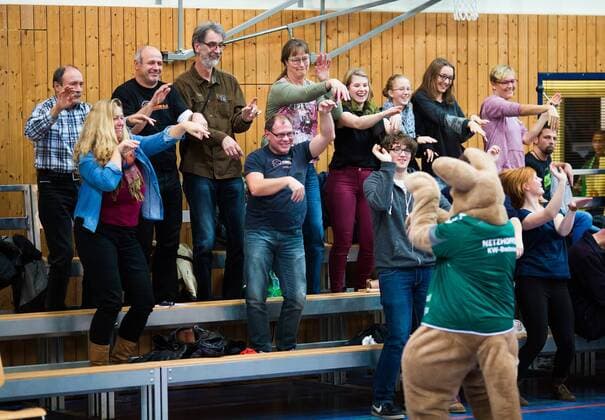 Bestensee, Deutschland, 26.11.2014: Volleyball Bundesliga Saison 2014 2015 - Netzhoppers KW. Maskottchen Netzino treibt die Zuschauer zum Tanzen