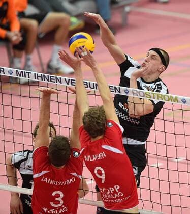 Volleyball 1. Bundesliga Saison 2014 2015 in Tuebingen 26.11.2014 TV Rottenburg - Berlin Recycling Volleys Philipp Jankowski (TV Rottenburg,li) und Lars Wilmsen (TV Rottenburg,mitte) gegen Felix Fischer (Berlin,re) 